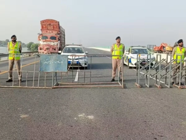 موٹروے ایم-5 پر عارضی بندش، متبادل راستہ استعمال کرنے کی ہدایت 1 موٹروے ایم-5 پر عارضی بندش، متبادل راستہ استعمال کرنے کی ہدایت