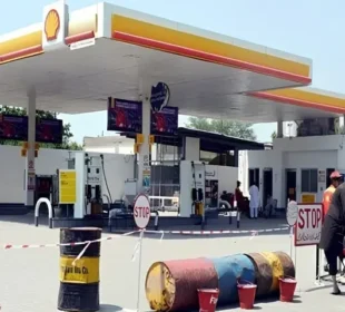 لاہور سمیت پنجاب میں پیٹرول کی سپلائی متاثر ہونے کا خدشہ 8 لاہور سمیت پنجاب میں پیٹرول کی سپلائی متاثر ہونے کا خدشہ