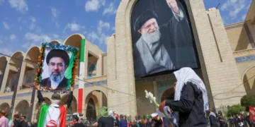 آیت اللہ علی خامنہ ای کی آخری رسومات جاری، مجتبیٰ خامنہ ای کی عدم شرکت پر قیاس آرائیاں 22 آیت اللہ علی خامنہ ای کی آخری رسومات جاری، مجتبیٰ خامنہ ای کی عدم شرکت پر قیاس آرائیاں