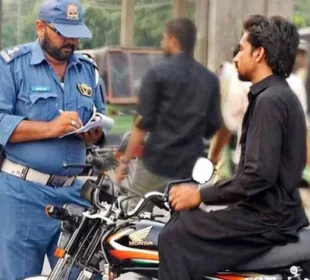 ہیلمٹ نہ پہننے والوں کی موٹرسائیکل ایک روز کے لیے تحویل میں رکھنے کا فیصلہ 3 ہیلمٹ نہ پہننے والوں کی موٹرسائیکل ایک روز کے لیے تحویل میں رکھنے کا فیصلہ