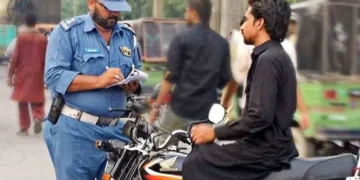 ہیلمٹ نہ پہننے والوں کی موٹرسائیکل ایک روز کے لیے تحویل میں رکھنے کا فیصلہ 8 ہیلمٹ نہ پہننے والوں کی موٹرسائیکل ایک روز کے لیے تحویل میں رکھنے کا فیصلہ