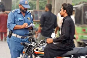 ہیلمٹ نہ پہننے والوں کی موٹرسائیکل ایک روز کے لیے تحویل میں رکھنے کا فیصلہ