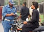 ہیلمٹ نہ پہننے والوں کی موٹرسائیکل ایک روز کے لیے تحویل میں رکھنے کا فیصلہ