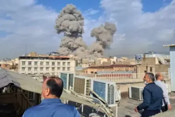 ایران اور امریکا کے درمیان کشیدگی میں اضافہ، بحرین اور کویت میں امریکی اڈوں پر میزائل حملوں کی اطلاعات 4 ایران اور امریکا کے درمیان کشیدگی میں اضافہ، بحرین اور کویت میں امریکی اڈوں پر میزائل حملوں کی اطلاعات