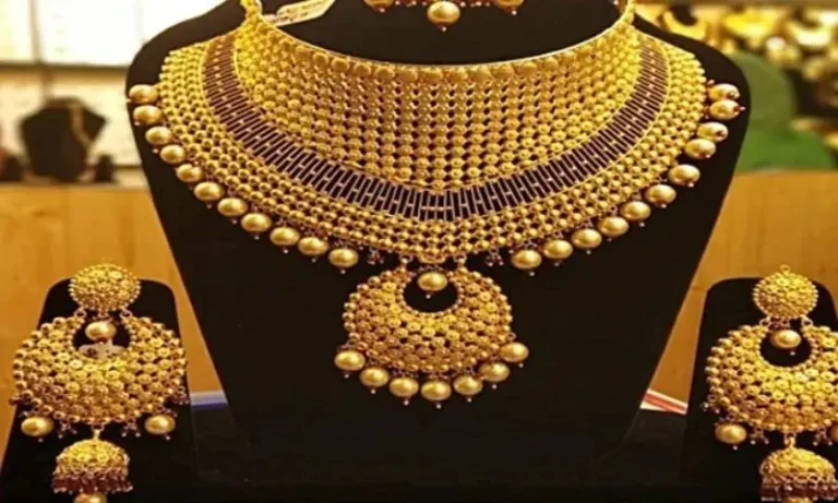 1015423ملکی صرافہ بازار میں آج سونے کی قیمتوں میں کمی ریکارڈ کی گئی، جس کی بنیادی وجہ عالمی مارکیٹ میں سونے کے نرخوں میں کمی بتائی جا رہی ہے۔ آل پاکستان صرافہ جیمز اینڈ جیولرز ایسوسی ایشن کے مطابق فی تولہ سونے کی قیمت میں 1,400 روپے کی کمی کے بعد نئی قیمت 4,32,436 روپے مقرر ہوگئی ہے۔ اسی طرح 10 گرام سونے کی قیمت 1,200 روپے کم ہو کر 3,70,744 روپے تک آ گئی ہے۔ عالمی مارکیٹ میں بھی سونے کے نرخوں میں کمی دیکھی گئی، جہاں فی اونس سونا 14 ڈالر سستا ہونے کے بعد 4,100 ڈالر فی اونس پر پہنچ گیا۔81c2ab7f