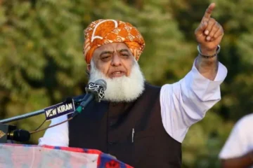مولانا فضل الرحمان کا بیان ہنگامہ بن گیا، سیاسی میدان میں طوفان، معافی کا مطالبہ