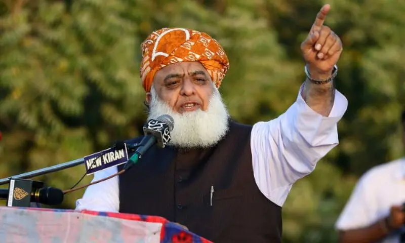 مولانا فضل الرحمان کا بیان ہنگامہ بن گیا، سیاسی میدان میں طوفان، معافی کا مطالبہ 1 مولانا فضل الرحمان کا بیان ہنگامہ بن گیا، سیاسی میدان میں طوفان، معافی کا مطالبہ