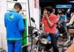 گاڑی چلانا مزید مہنگا، ڈیزل کی قیمت میں ریکارڈ اضافہ 12 گاڑی چلانا مزید مہنگا، ڈیزل کی قیمت میں ریکارڈ اضافہ