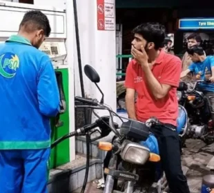گاڑی چلانا مزید مہنگا، ڈیزل کی قیمت میں ریکارڈ اضافہ 4 گاڑی چلانا مزید مہنگا، ڈیزل کی قیمت میں ریکارڈ اضافہ