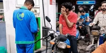 پیٹرول بم گِر گیا! حکومت نے ایک بار پھر عوام پر مہنگائی کا بوجھ ڈال دیا 14 پیٹرول بم گِر گیا! حکومت نے ایک بار پھر عوام پر مہنگائی کا بوجھ ڈال دیا