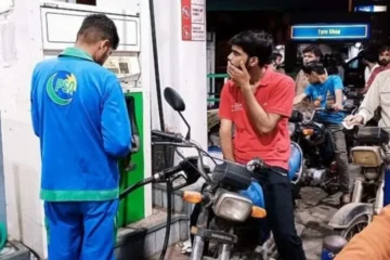 گاڑی چلانا مزید مہنگا، ڈیزل کی قیمت میں ریکارڈ اضافہ 4 گاڑی چلانا مزید مہنگا، ڈیزل کی قیمت میں ریکارڈ اضافہ