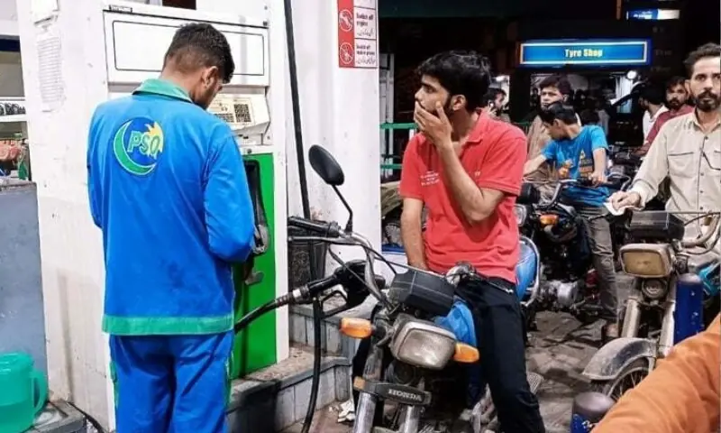 گاڑی چلانا مزید مہنگا، ڈیزل کی قیمت میں ریکارڈ اضافہ 1 گاڑی چلانا مزید مہنگا، ڈیزل کی قیمت میں ریکارڈ اضافہ