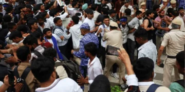 نوجوانوں کا غصہ پھوٹ پڑا: پیپر لیکس کے خلاف دہلی کی سڑکیں بھر گئیں