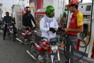 پیٹرولیم مصنوعات کی قیمتوں میں اضافہ، نئی قیمتیں نافذ 2 پیٹرولیم مصنوعات کی قیمتوں میں اضافہ، نئی قیمتیں نافذ