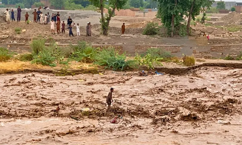 ملک کے بالائی علاقوں میں موسلا دھار بارشوں سے تباہی، 12 افراد جاں بحق، کئی علاقے زیر آب 1 ملک کے بالائی علاقوں میں موسلا دھار بارشوں سے تباہی، 12 افراد جاں بحق، کئی علاقے زیر آب
