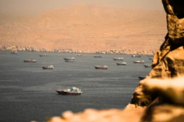 مشرقِ وسطیٰ میں نیا بحران، حوثیوں کے اعلان سے عالمی تجارت خطرے میں 2 مشرقِ وسطیٰ میں نیا بحران، حوثیوں کے اعلان سے عالمی تجارت خطرے میں
