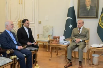 ایران-امریکا کشیدگی: وزیراعظم شہباز شریف اور ایرانی وزیر داخلہ کی ملاقات، مذاکرات پر زور 2 ایران-امریکا کشیدگی: وزیراعظم شہباز شریف اور ایرانی وزیر داخلہ کی ملاقات، مذاکرات پر زور