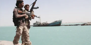 حوثیوں کی دھمکی کے بعد سعودی تیل بردار ٹینکرز کا راستہ تبدیل، خام تیل مہنگا 28 حوثیوں کی دھمکی کے بعد سعودی تیل بردار ٹینکرز کا راستہ تبدیل، خام تیل مہنگا