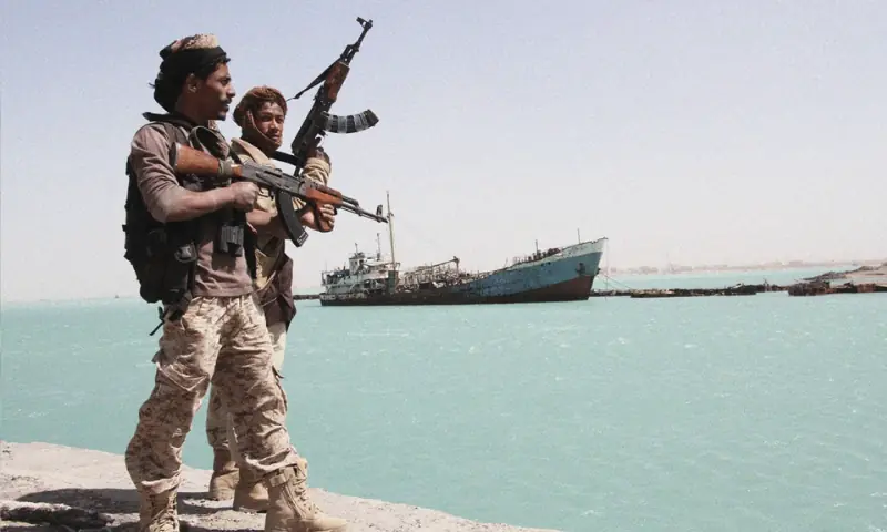 حوثیوں کی دھمکی کے بعد سعودی تیل بردار ٹینکرز کا راستہ تبدیل، خام تیل مہنگا 1 حوثیوں کی دھمکی کے بعد سعودی تیل بردار ٹینکرز کا راستہ تبدیل، خام تیل مہنگا