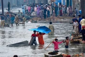 سندھ میں آسمانی طوفان! موسلا دھار بارش نے کئی شہر ڈبو دیے، بجلی کا نظام درہم برہم