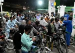 مہنگائی کا نیا جھٹکا، پیٹرول 335 روپے فی لیٹر سے تجاوز کر گیا 11 مہنگائی کا نیا جھٹکا، پیٹرول 335 روپے فی لیٹر سے تجاوز کر گیا
