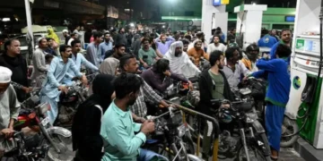 مہنگائی کا نیا جھٹکا، پیٹرول 335 روپے فی لیٹر سے تجاوز کر گیا 26 مہنگائی کا نیا جھٹکا، پیٹرول 335 روپے فی لیٹر سے تجاوز کر گیا