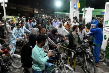 مہنگائی کا نیا جھٹکا، پیٹرول 335 روپے فی لیٹر سے تجاوز کر گیا