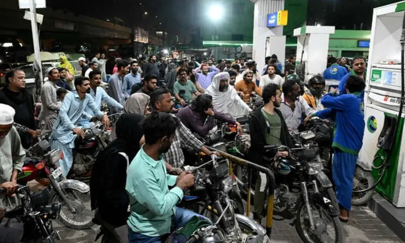 مہنگائی کا نیا جھٹکا، پیٹرول 335 روپے فی لیٹر سے تجاوز کر گیا