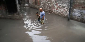 لاہور میں شدید بارش، نشیبی علاقے زیرِ آب، حادثات میں 2 افراد جاں بحق، 44 زخمی 28 لاہور میں شدید بارش، نشیبی علاقے زیرِ آب، حادثات میں 2 افراد جاں بحق، 44 زخمی