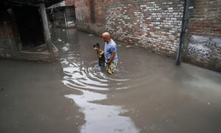 241636191لاہور میں شدید بارش، نشیبی علاقے زیرِ آب، حادثات میں 2 افراد جاں بحق، 44 زخمی101d6b