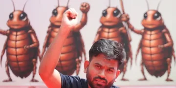 'کاکروچ' سے شروع ہونے والا طوفان! ایک نوجوان کیسے بن گیا حکومت مخالف تحریک کا چہرہ؟ 15 'کاکروچ' سے شروع ہونے والا طوفان! ایک نوجوان کیسے بن گیا حکومت مخالف تحریک کا چہرہ؟