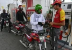 پیٹرولیم مصنوعات کی قیمتوں میں رد و بدل، نئی قیمتیں نافذ 14 پیٹرولیم مصنوعات کی قیمتوں میں رد و بدل، نئی قیمتیں نافذ