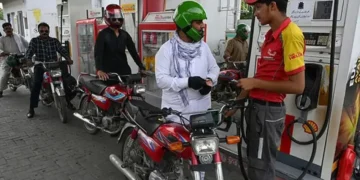 پیٹرولیم مصنوعات کی قیمتوں میں رد و بدل، نئی قیمتیں نافذ 34 پیٹرولیم مصنوعات کی قیمتوں میں رد و بدل، نئی قیمتیں نافذ