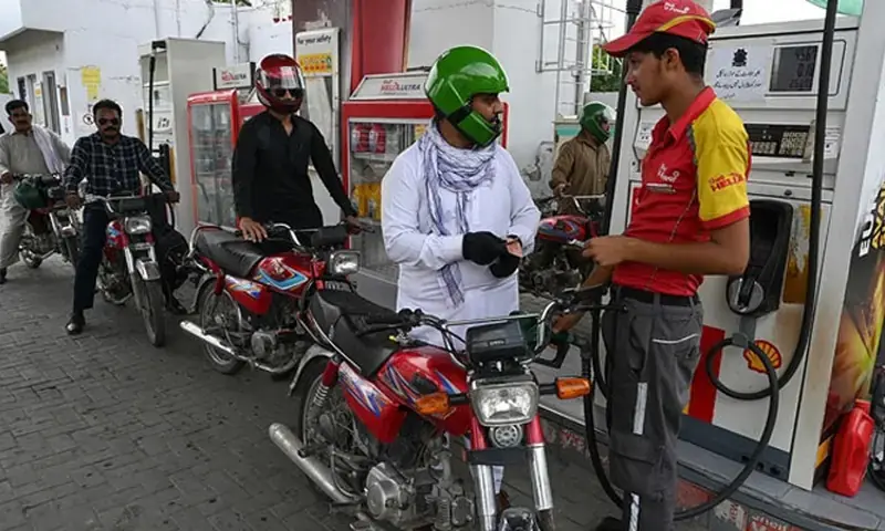 پیٹرولیم مصنوعات کی قیمتوں میں رد و بدل، نئی قیمتیں نافذ