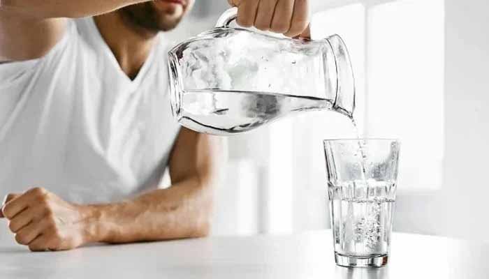 چند سیکنڈ کا آسان ٹیسٹ، جانیں کہیں آپ کے جسم میں پانی کی کمی تو نہیں؟
