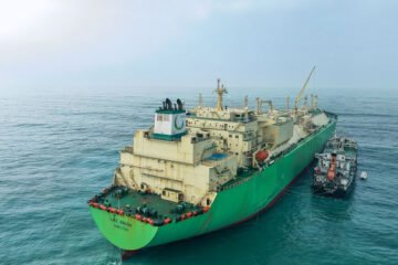 گوادر بندرگاہ پر پاکستان کا پہلا میرین بنکرنگ آپریشن کامیاب، بحری جہازوں کو ایندھن کی فراہمی کا آغاز 3 گوادر بندرگاہ پر پاکستان کا پہلا میرین بنکرنگ آپریشن کامیاب، بحری جہازوں کو ایندھن کی فراہمی کا آغاز