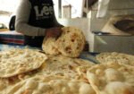 لاہور: نان بائیوں کا روٹی اور نان کی قیمتوں میں اضافے کا اعلان 11 لاہور: نان بائیوں کا روٹی اور نان کی قیمتوں میں اضافے کا اعلان