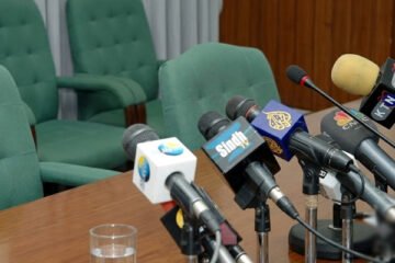 اجازت کے بغیر میڈیا پر آنے والے افسران کے خلاف کارروائی کا انتباہ 2 اجازت کے بغیر میڈیا پر آنے والے افسران کے خلاف کارروائی کا انتباہ