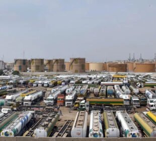 ایندھن بحران کا سایہ، کمپنیوں نے حکومت کو خبردار کر دیا 10 ایندھن بحران کا سایہ، کمپنیوں نے حکومت کو خبردار کر دیا