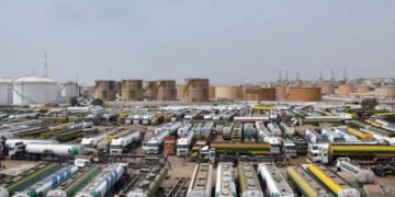 ایندھن بحران کا سایہ، کمپنیوں نے حکومت کو خبردار کر دیا 15 ایندھن بحران کا سایہ، کمپنیوں نے حکومت کو خبردار کر دیا