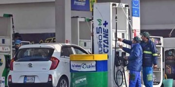 پیٹرول بم گرنے کا امکان، ڈیزل کی قیمت میں 40 روپے اضافے کی تیاریاں 37 پیٹرول بم گرنے کا امکان، ڈیزل کی قیمت میں 40 روپے اضافے کی تیاریاں