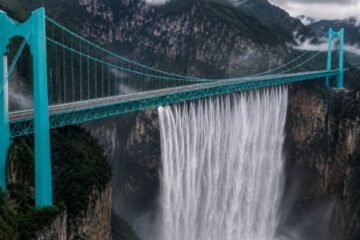 دنیا کا بلند ترین برج، جہاں مصنوعی آبشار بھی سیاحوں کی توجہ کا مرکز ہے