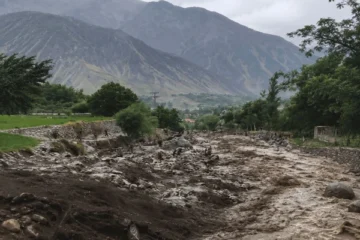 دیامر میں سیلابی ریلوں سے تباہی، شاہراہِ قراقرم بند، بحالی کا کام جاری 2 دیامر میں سیلابی ریلوں سے تباہی، شاہراہِ قراقرم بند، بحالی کا کام جاری