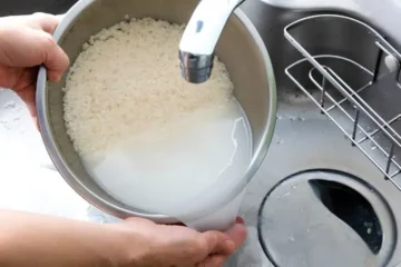 کیا چاول کا پانی واقعی بالوں کی نشوونما بڑھاتا ہے؟ ماہرین اور تحقیق کیا بتاتی ہے