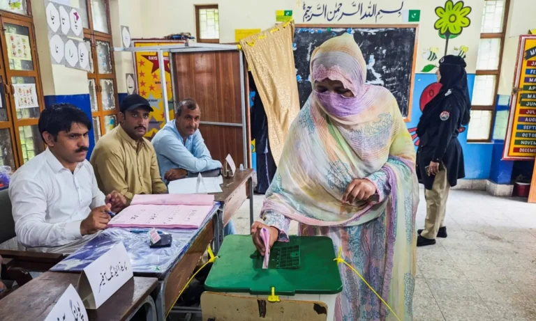 02162935bآزاد کشمیر انتخابات: دوسرے مرحلے کی پولنگ مکمل، ووٹوں کی گنتی جاری047d36