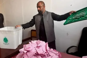 آزاد کشمیر انتخابات: دوسرے مرحلے میں ن لیگ 5، پیپلز پارٹی 2 نشستوں پر کامیاب 2 آزاد کشمیر انتخابات: دوسرے مرحلے میں ن لیگ 5، پیپلز پارٹی 2 نشستوں پر کامیاب