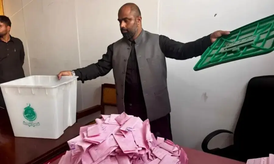 آزاد کشمیر انتخابات: دوسرے مرحلے میں ن لیگ 5، پیپلز پارٹی 2 نشستوں پر کامیاب 1 آزاد کشمیر انتخابات: دوسرے مرحلے میں ن لیگ 5، پیپلز پارٹی 2 نشستوں پر کامیاب