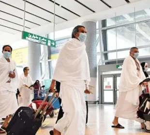 عمرہ زائرین کے لیے نئی کیٹرنگ پالیسی، فوڈ واؤچرز ویزا فیس کا حصہ بن گئے