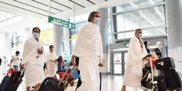 عمرہ زائرین کے لیے نئی کیٹرنگ پالیسی، فوڈ واؤچرز ویزا فیس کا حصہ بن گئے