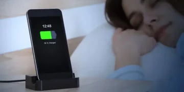 موبائل فون رات کو چارج کرنا نقصان دہ ہے یا نہیں؟ ماہرین نے بتا دیا